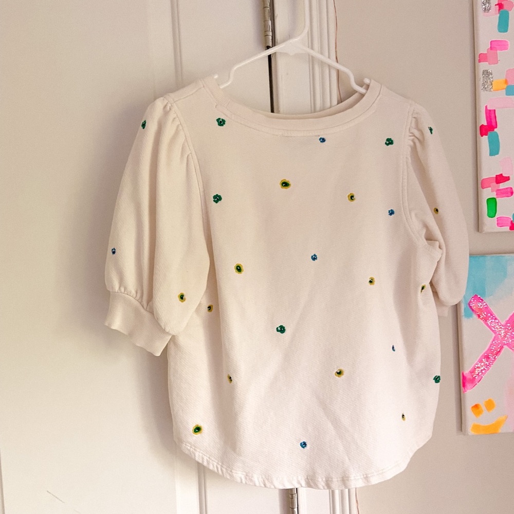 Crew neck with colorful flower embroidery and short sleeves